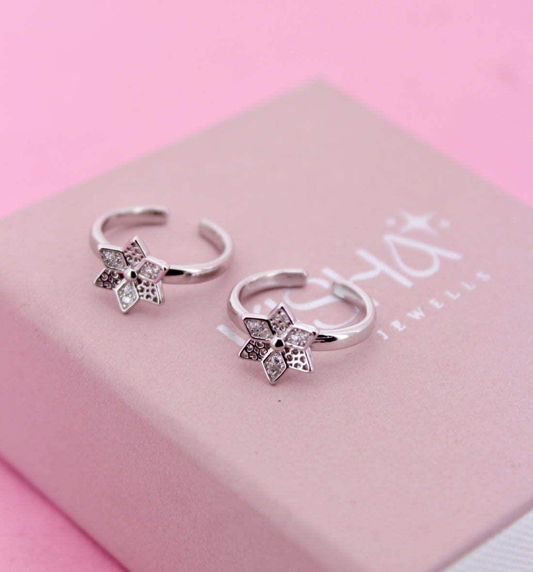 Pet cluster toe rings